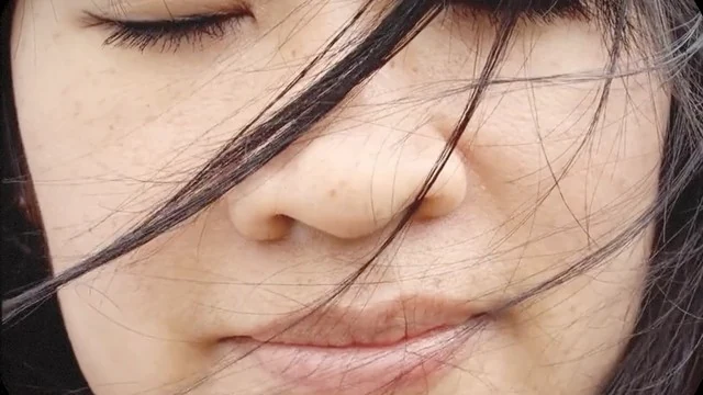 A windswept portrait with the Keepsake starting look